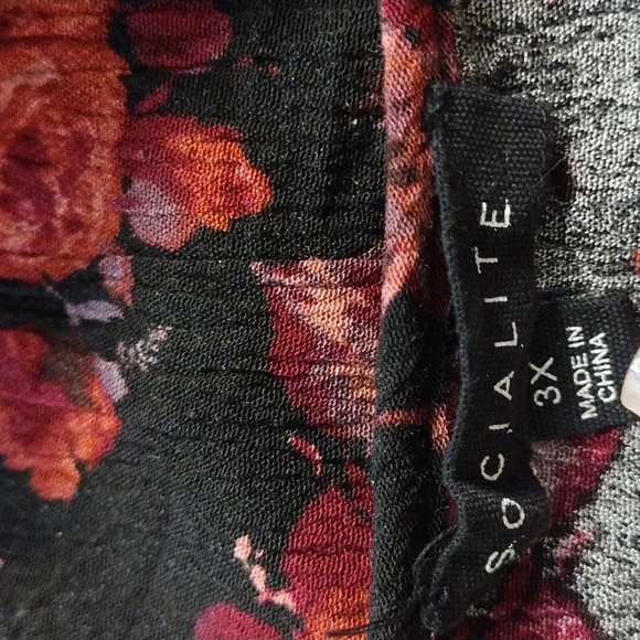 ❤️6 items for $25 sale!!❤️ Socialite Black Floral Cold Shoulder Blouse EUC - Picture 4 of 5